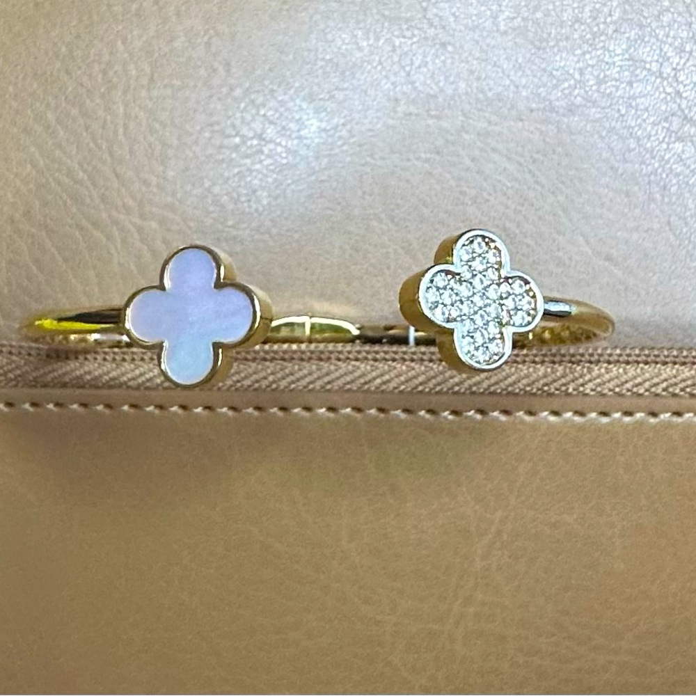 Quatrefoil Hinged 18 Karat over 925. Mother of Pearl Bracelet